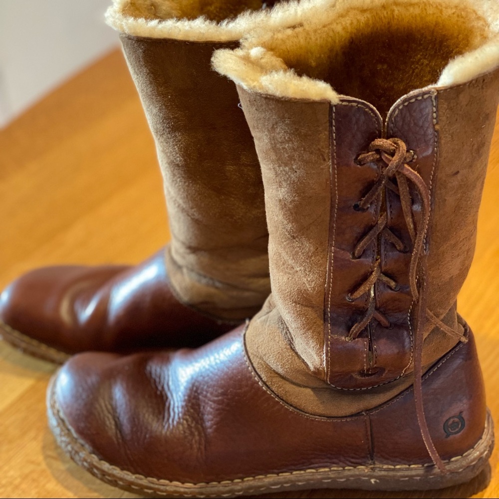 W 10 / EU 42 Børn Shearling lined calf-high lace up boots.